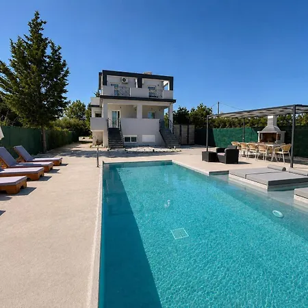 Nyaraló Paloma Mansion- With Private Pool Embraced By Nature By Mana Gers Koukounariá